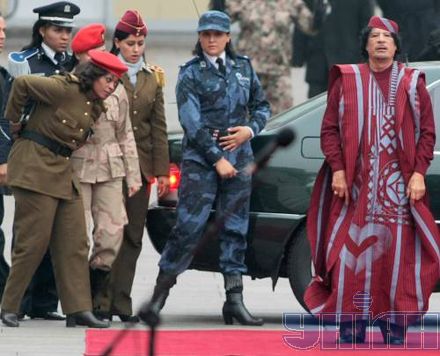 [Image: gaddafi_female_bodyguards2.jpg]